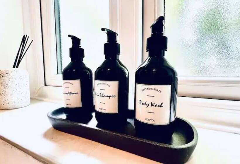 اقامتگاه Stylish Townhouse With Free Parking In Liverpool