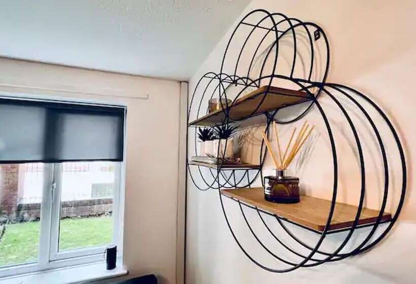 اقامتگاه Stylish Townhouse With Free Parking In Liverpool