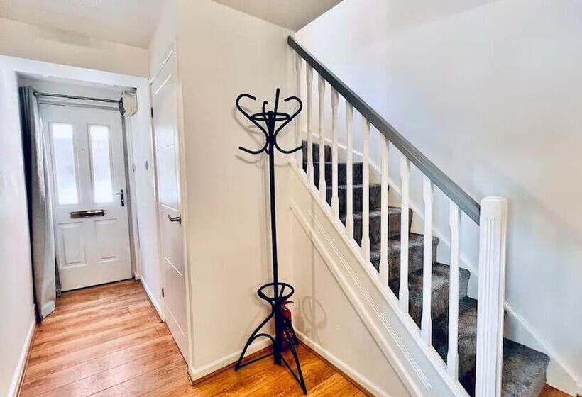 اقامتگاه Stylish Townhouse With Free Parking In Liverpool