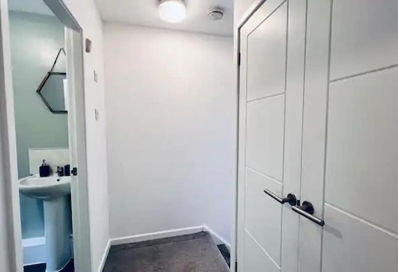 اقامتگاه Stylish Townhouse With Free Parking In Liverpool