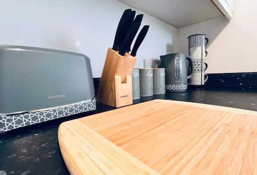 اقامتگاه Stylish Townhouse With Free Parking In Liverpool