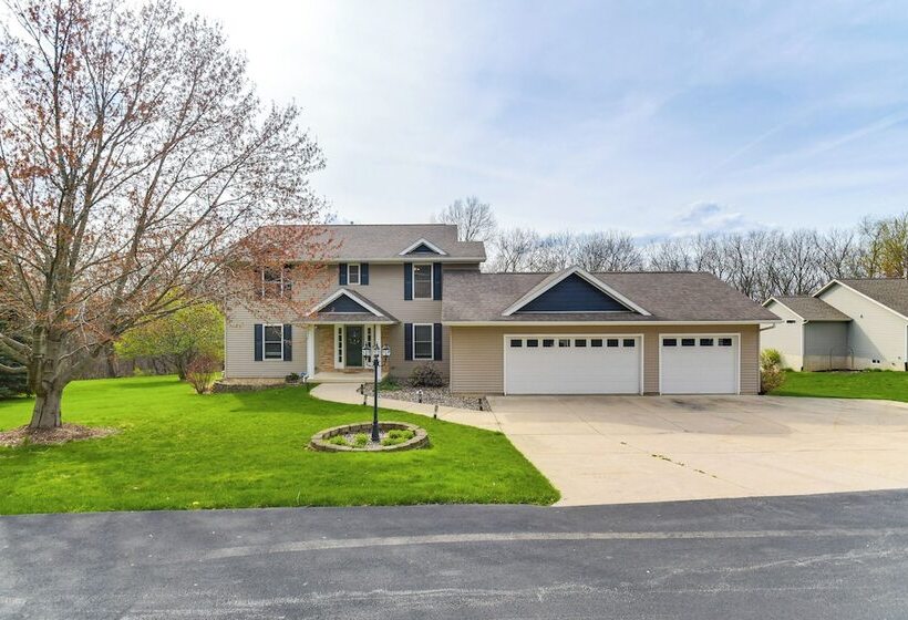 Rock Island Home W/ Private Yard & Fire Pit Table!