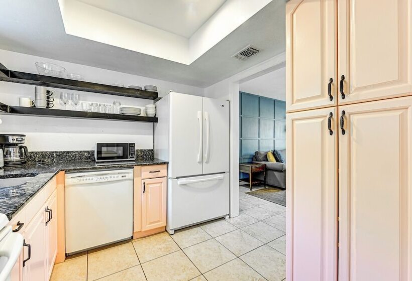 Sarasota Home W/ Patio & Gas Grill: 2 Mi To Beach!