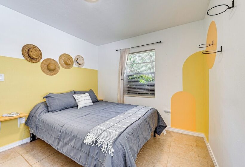 Sarasota Home W/ Patio & Gas Grill: 2 Mi To Beach!