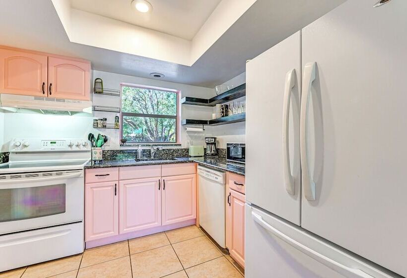 Sarasota Home W/ Patio & Gas Grill: 2 Mi To Beach!