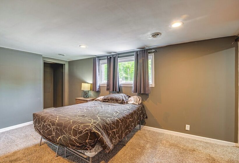 Spacious Bowling Green Home W/ Hot Tub & Pool!