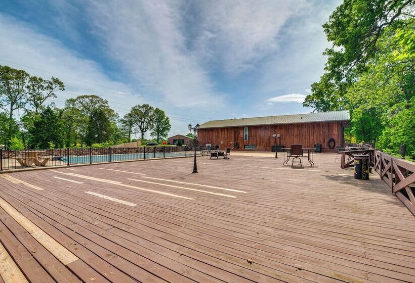 Spacious Bowling Green Home W/ Hot Tub & Pool!