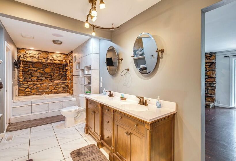 Spacious Bowling Green Home W/ Hot Tub & Pool!