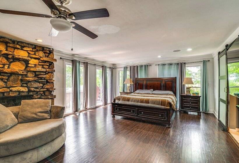 Spacious Bowling Green Home W/ Hot Tub & Pool!