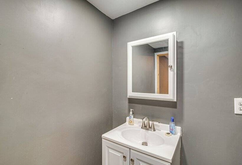 Spacious Bowling Green Home W/ Hot Tub & Pool!