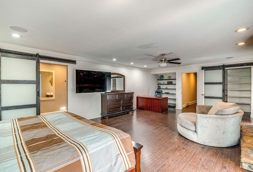 Spacious Bowling Green Home W/ Hot Tub & Pool!