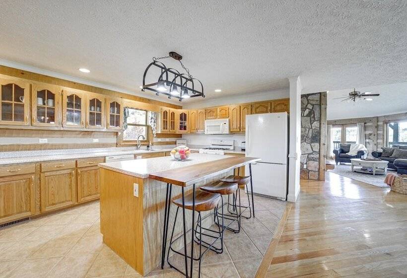 Panoramic Mtn Views: Spacious Tennessee Home!