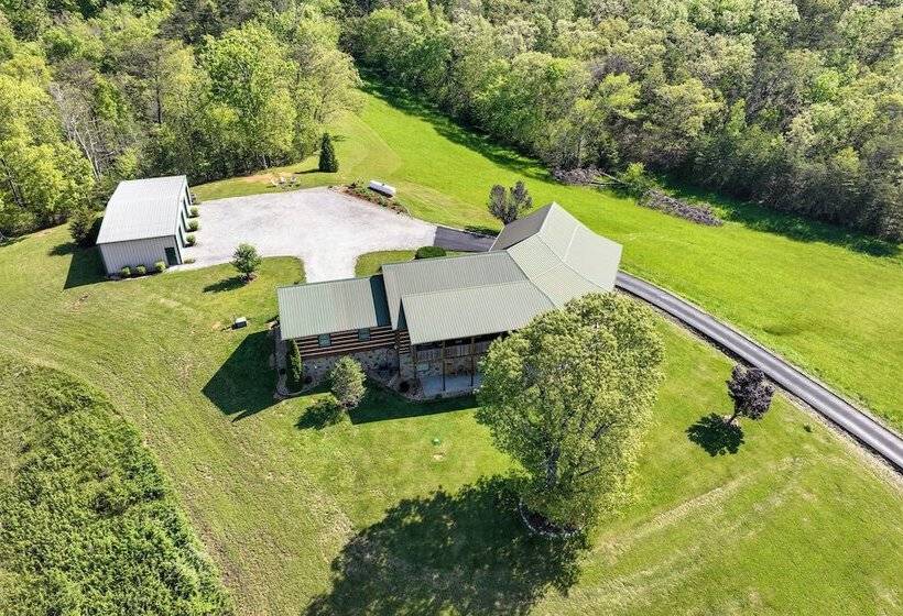 Panoramic Mtn Views: Spacious Tennessee Home!