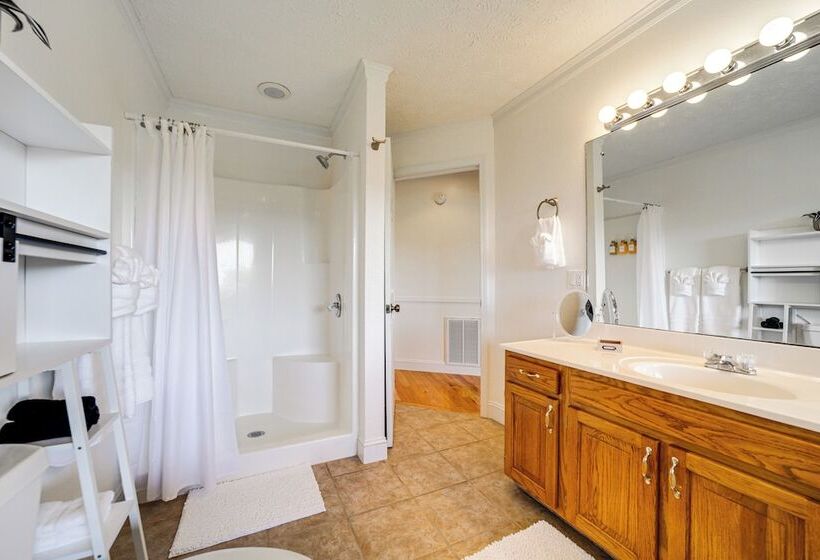 Panoramic Mtn Views: Spacious Tennessee Home!