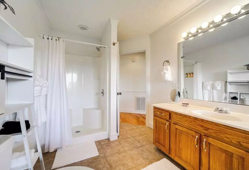 Panoramic Mtn Views: Spacious Tennessee Home!