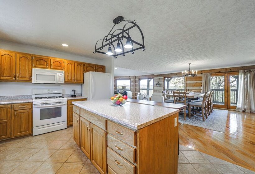 Panoramic Mtn Views: Spacious Tennessee Home!