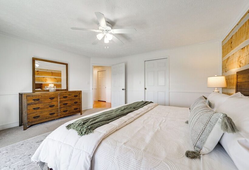 Panoramic Mtn Views: Spacious Tennessee Home!