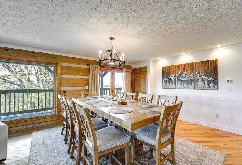 Panoramic Mtn Views: Spacious Tennessee Home!