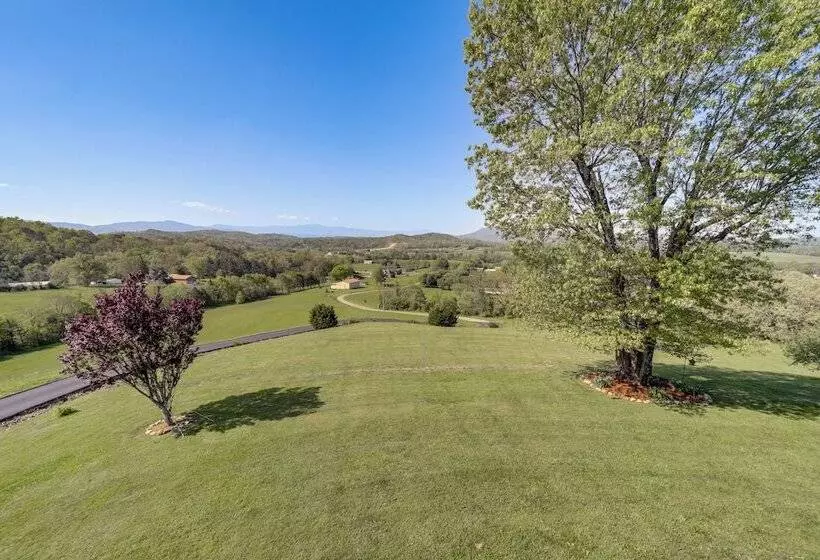 Panoramic Mtn Views: Spacious Tennessee Home!