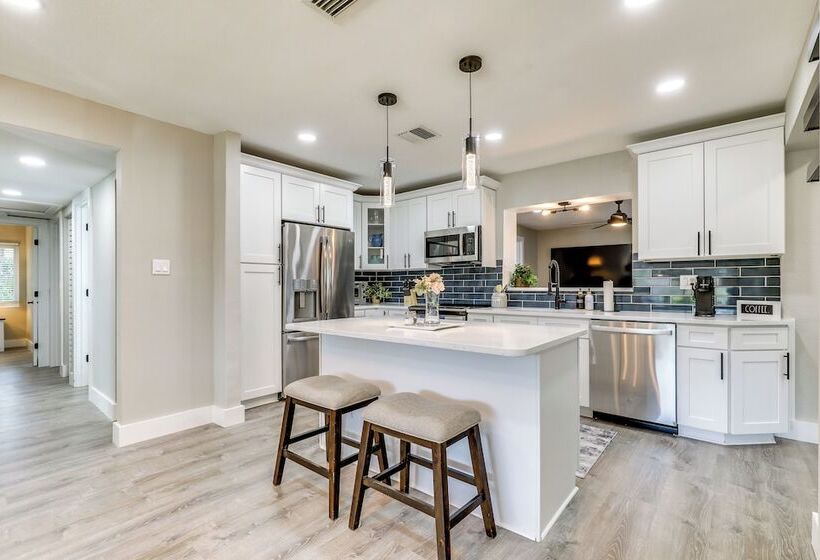 Tampa Home W/ Covered Patio: 8 Mi To Downtown!