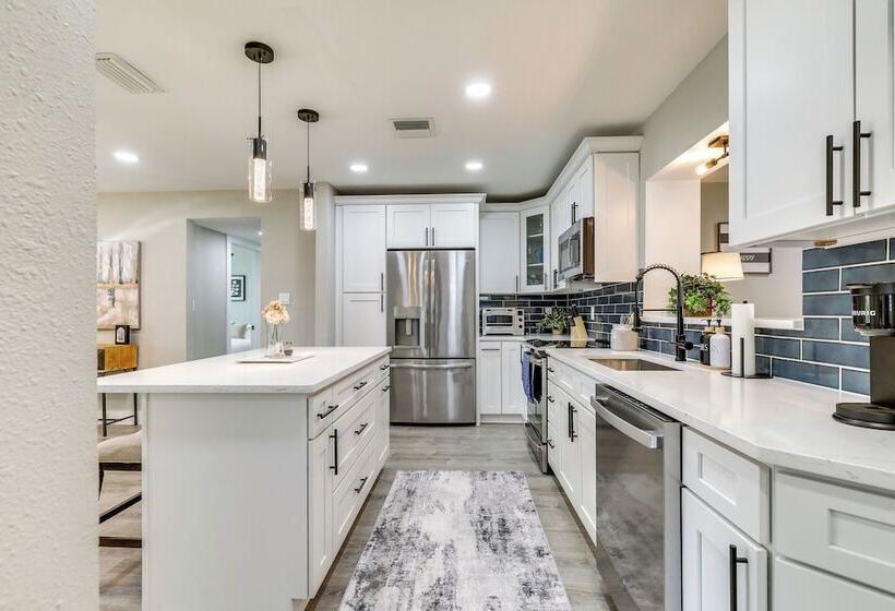 Tampa Home W/ Covered Patio: 8 Mi To Downtown!