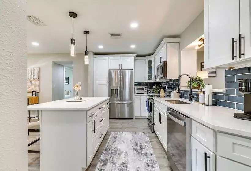 Tampa Home W/ Covered Patio: 8 Mi To Downtown!