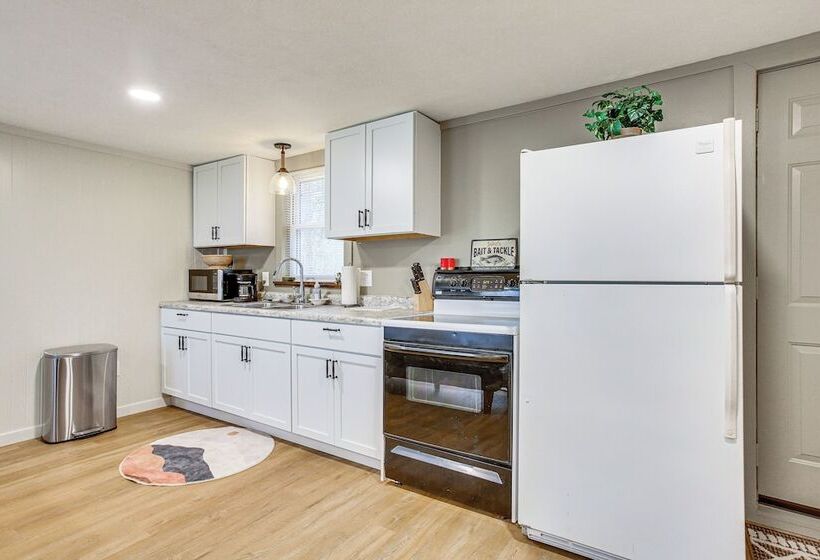 Updated Wellston Cabin, Walk To Lake Beach + Dock!