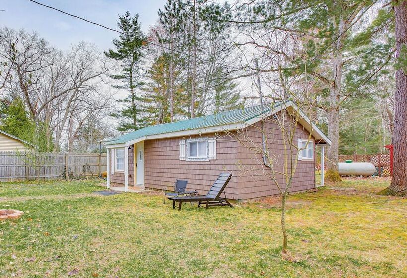Updated Wellston Cabin, Walk To Lake Beach + Dock!