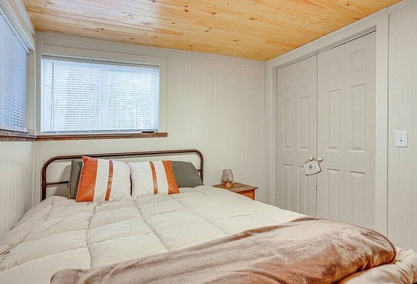 Updated Wellston Cabin, Walk To Lake Beach + Dock!