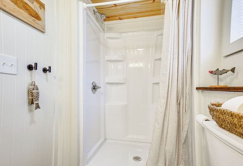 Updated Wellston Cabin, Walk To Lake Beach + Dock!