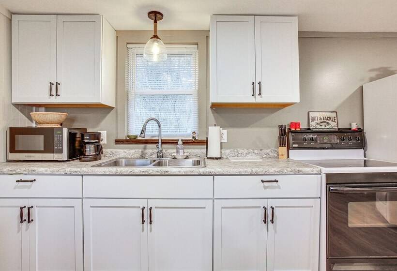 Updated Wellston Cabin, Walk To Lake Beach + Dock!