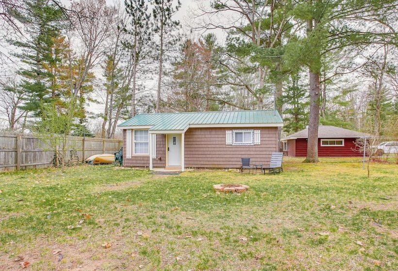 Updated Wellston Cabin, Walk To Lake Beach + Dock!