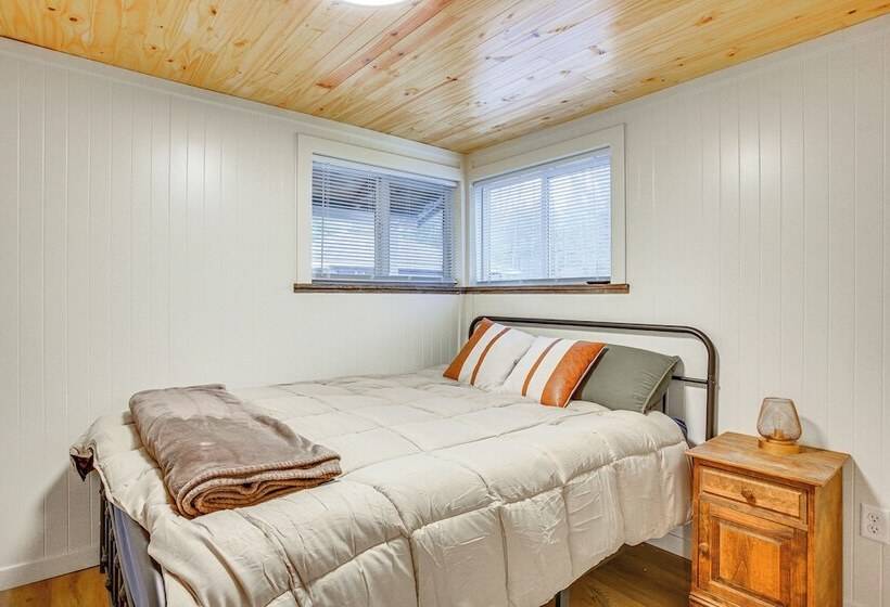 Updated Wellston Cabin, Walk To Lake Beach + Dock!