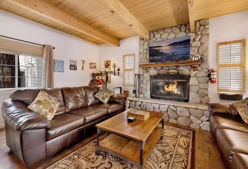 Whiskey Mountain Lodge   2028