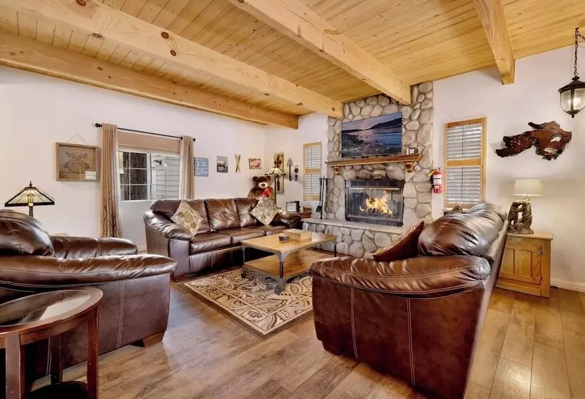 Whiskey Mountain Lodge   2028