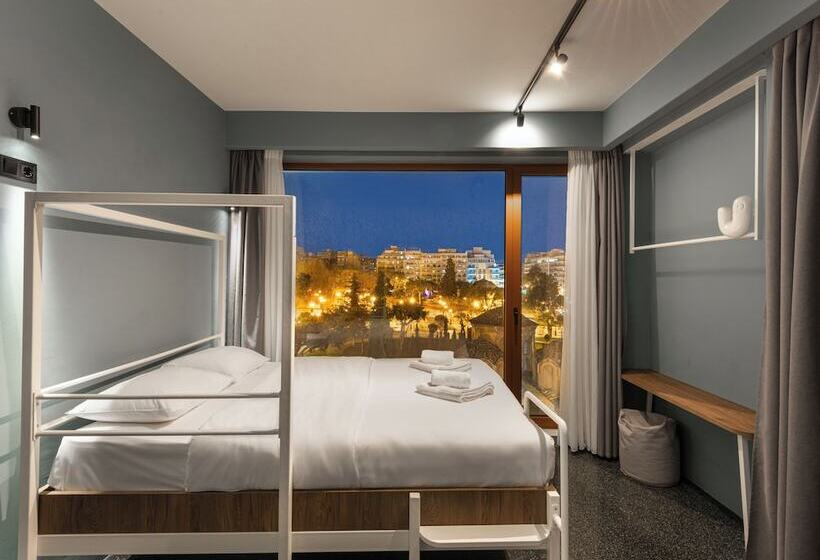 فندق صغير Zeus Is Loose