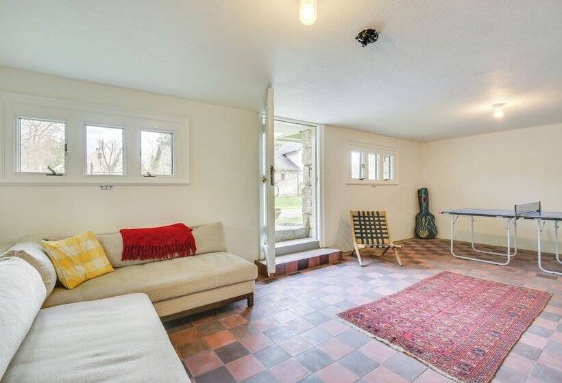 Charming Greenwich Escape Near Wooded Trails!