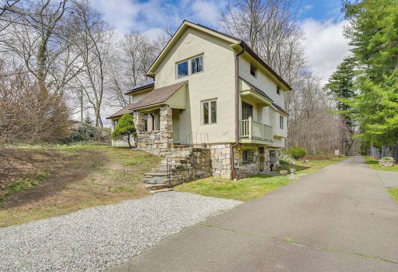 Charming Greenwich Escape Near Wooded Trails!
