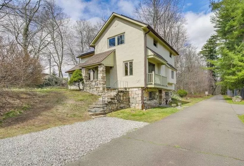 Charming Greenwich Escape Near Wooded Trails!