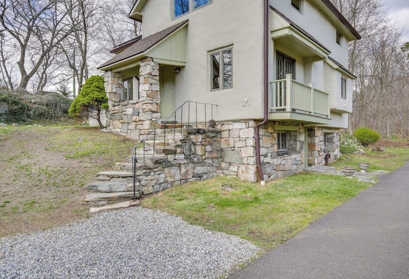 Charming Greenwich Escape Near Wooded Trails!