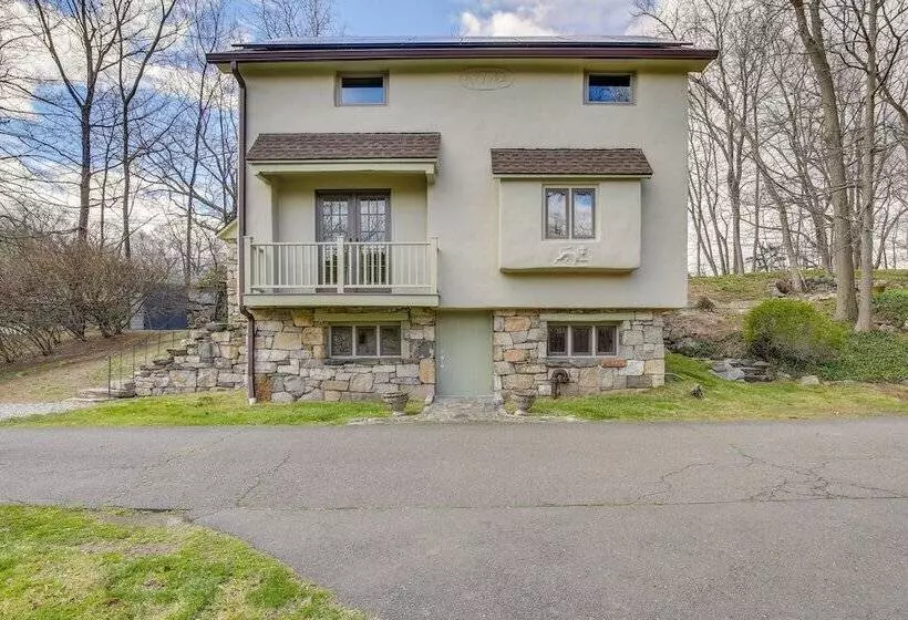 Charming Greenwich Escape Near Wooded Trails!
