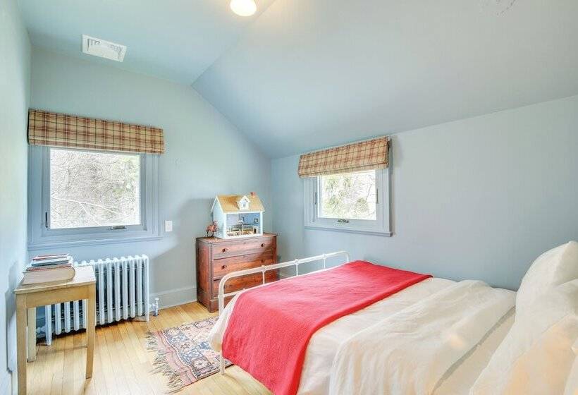 Charming Greenwich Escape Near Wooded Trails!