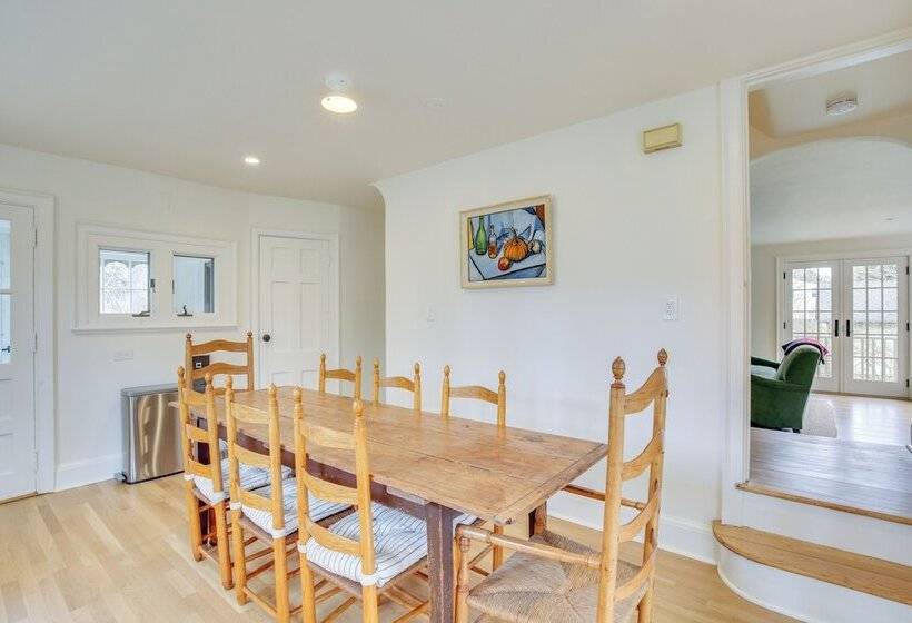 Charming Greenwich Escape Near Wooded Trails!