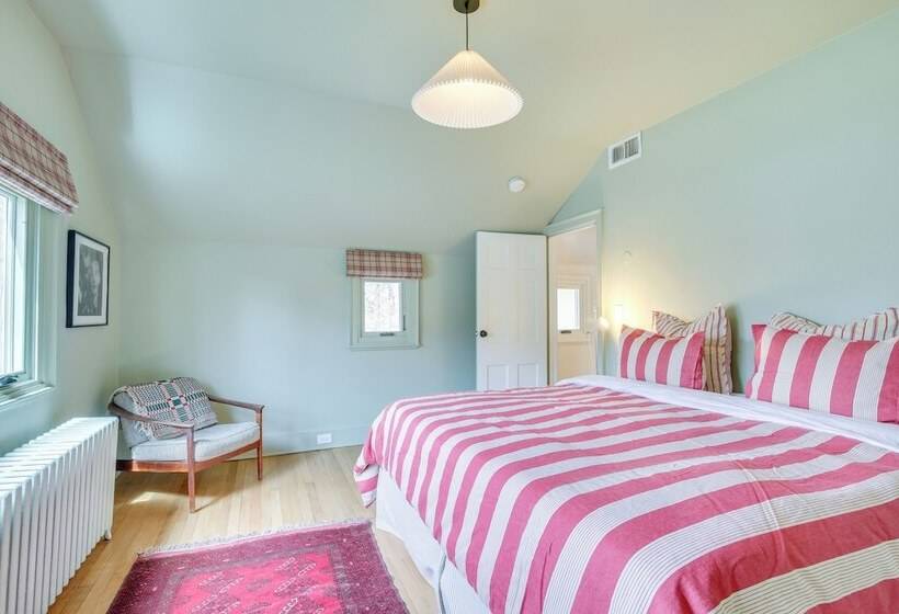 Charming Greenwich Escape Near Wooded Trails!