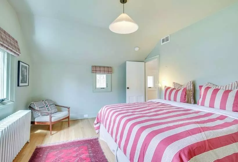 Charming Greenwich Escape Near Wooded Trails!