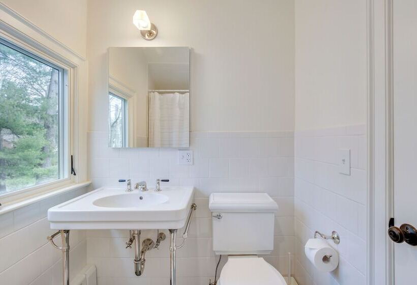 Charming Greenwich Escape Near Wooded Trails!