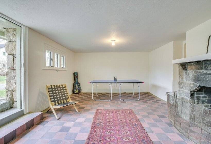 Charming Greenwich Escape Near Wooded Trails!