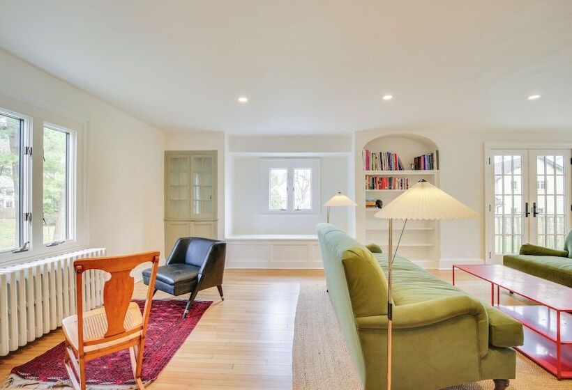 Charming Greenwich Escape Near Wooded Trails!