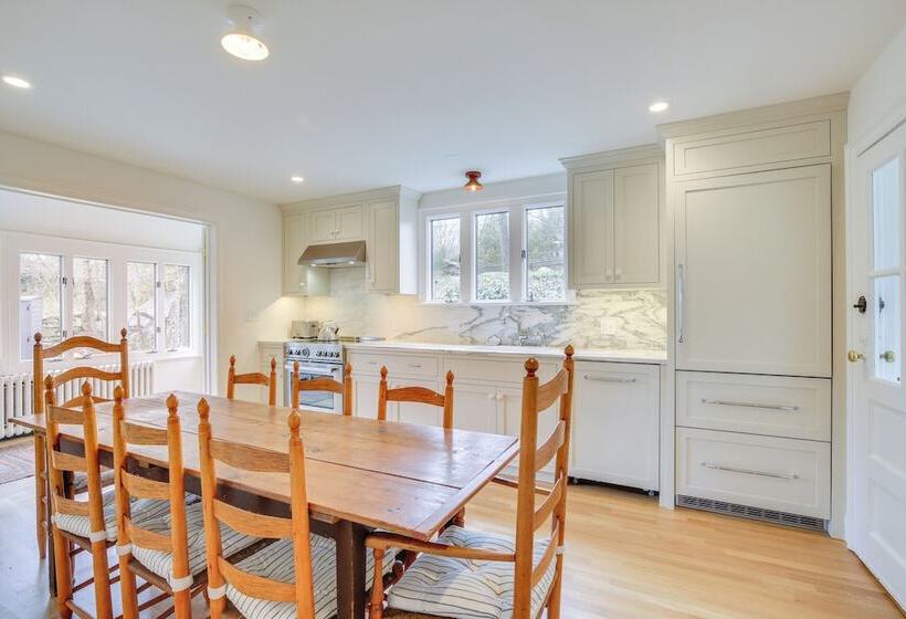 Charming Greenwich Escape Near Wooded Trails!