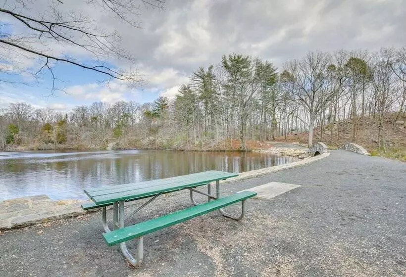 Charming Greenwich Escape Near Wooded Trails!